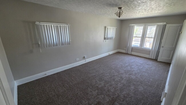 Building Photo - Flexible Layout - Upstairs Space Includes Air Conditioning!