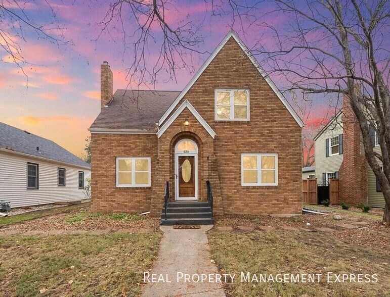 Primary Photo - Beautiful 4 Bedroom 1.5 Bath Single Family Home in Central Sioux Falls