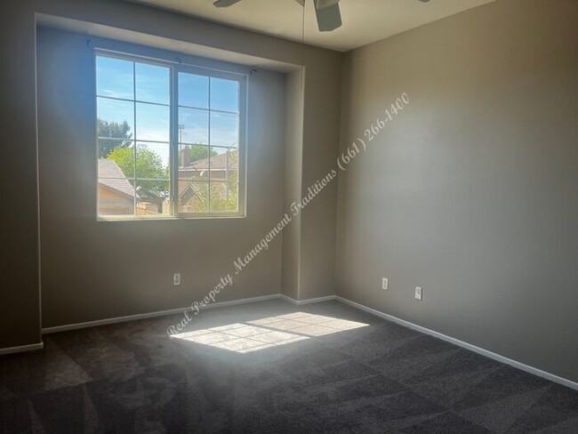 Building Photo - Beautiful Spacious 5 Bedroom Home Located ...