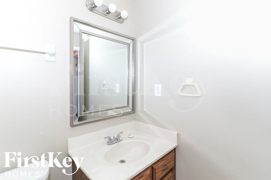 Building Photo - 8491 Highland Glen Cir N