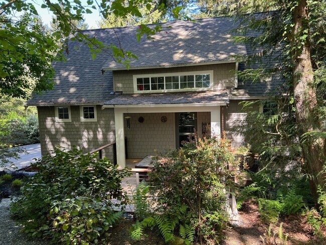 Building Photo - Bainbridge home for rent in magical setting.
