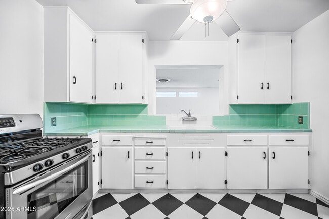 Building Photo - 4039 E Cambridge Ave