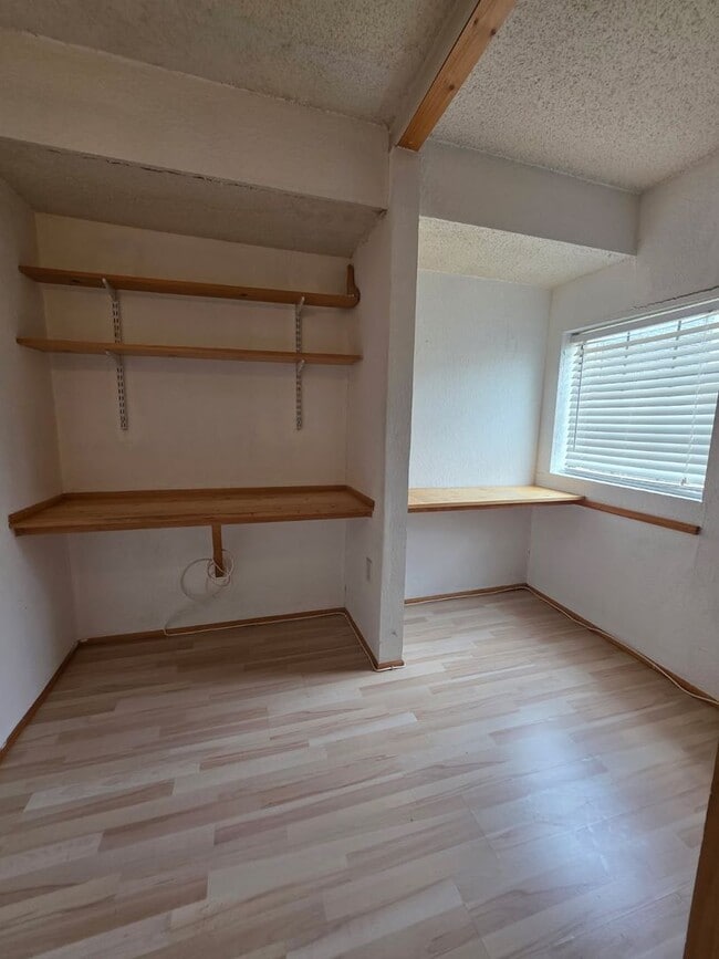 Building Photo - Nice modern style 1 Bdrm Condo in Delaware...