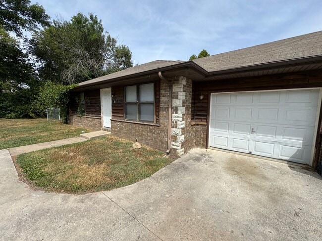 Primary Photo - Recently updated 2 bed 1 bath Duplex with ...