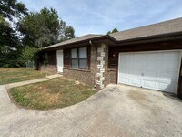 Building Photo - Recently updated 2 bed 1 bath Duplex with garage available now!
