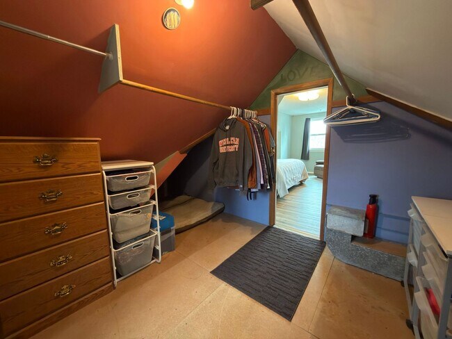 Building Photo - Modern Comfort Meets Classic Charm in South Tabor~ Fenced Backyard~ Garage~ Pets Welcome~ 94 Bike...