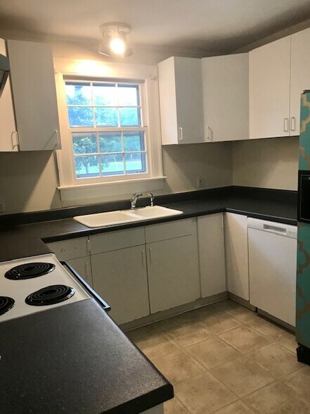 Kitchen - 907 Harrison Ave