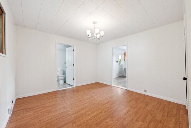 Building Photo - Beautiful 3 bedroom home in Jeannette available July 1!