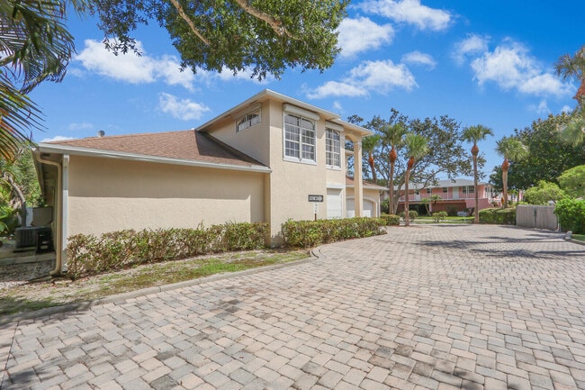 Building Photo - 479 Tequesta Dr