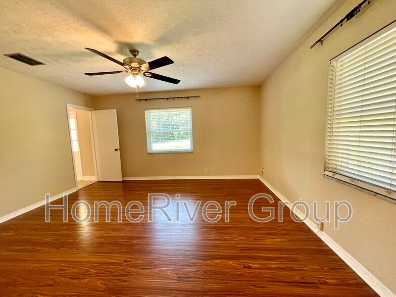 Building Photo - 2105 W Country Club Dr
