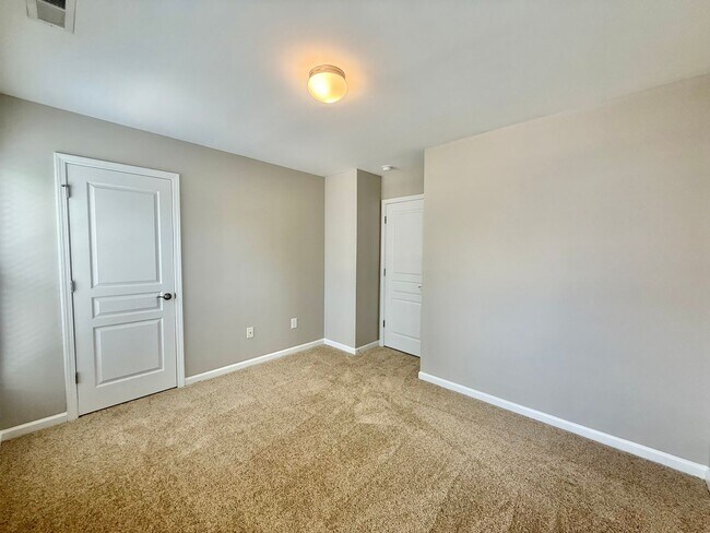 Building Photo - **OFFERING REFUNDABLE APPLICATION FEES** Fantastic 3BD, 2.5BA North Raleigh Townhome with Fenced ...