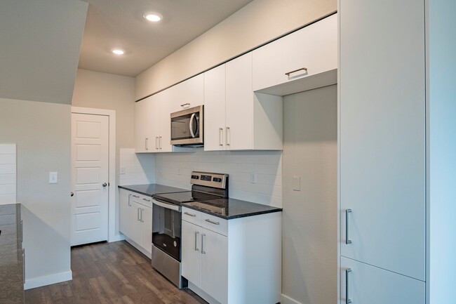 Building Photo - AVAILABLE NOW! GORGEOUS 4 BEDROOM DUPLEX L...