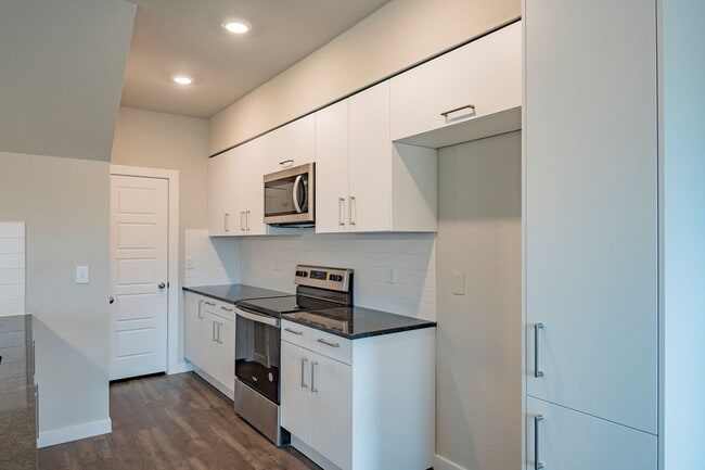 Building Photo - AVAILABLE NOW! GORGEOUS 4 BEDROOM DUPLEX LOCATED IN MIDLOTHIAN ISD!