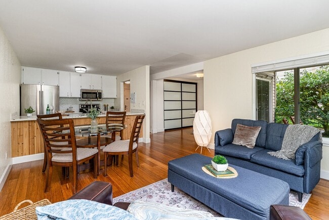 Building Photo - Updated Bellevue Condo in Racquet Club — P...
