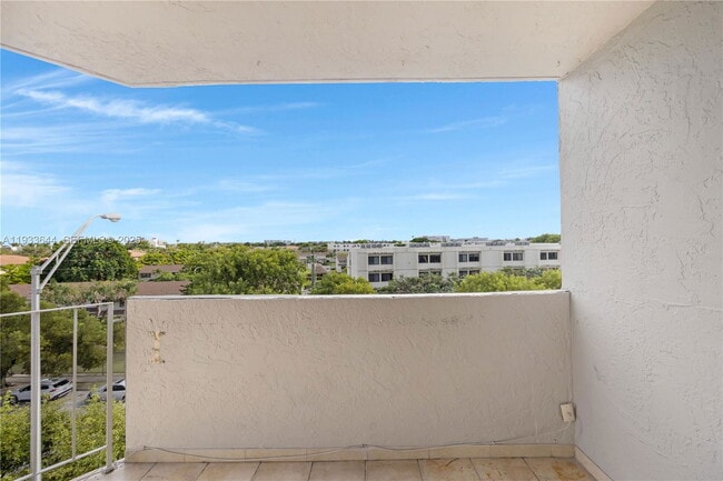 Building Photo - 1750 W 46th St