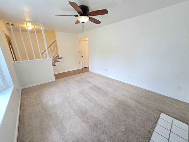 Building Photo - SPACIOUS 4 BED/2.5 TOWNHOME IN GREAT NECK!...