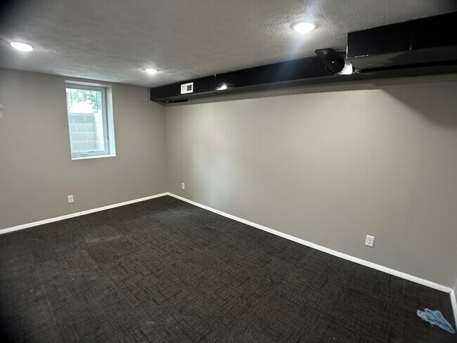 Building Photo - 211 Lakewood Dr