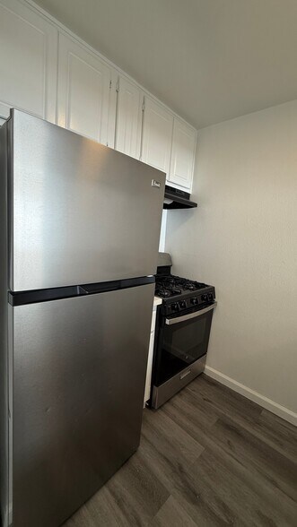 Building Photo - 7044 Hawthorn Ave