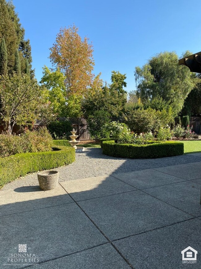 Building Photo - 4 Bedroom Eastside Gem!