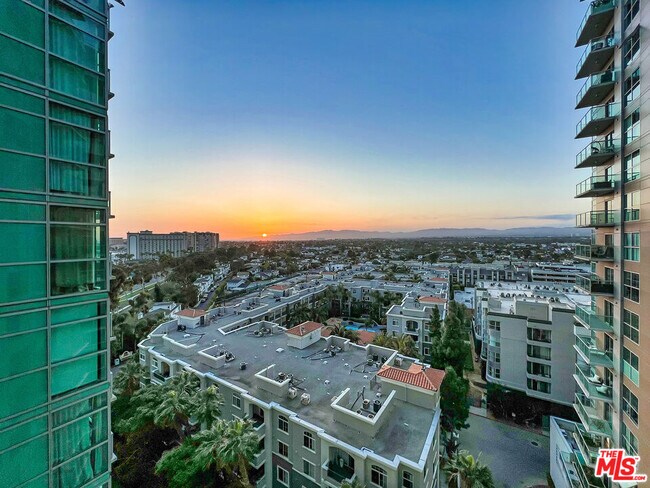 Building Photo - 13700 Marina Pointe Dr