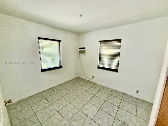 Building Photo - 1061 NE 34th Ct