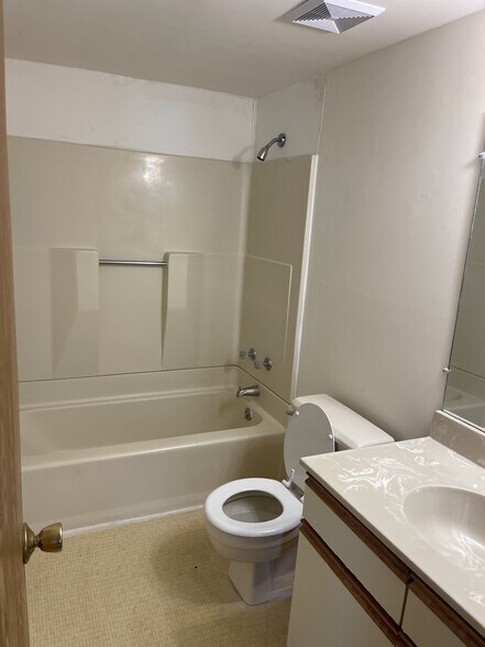 Building Photo - 1615 Sylvan Ln