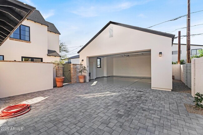 Building Photo - 4901 E Amelia Ave