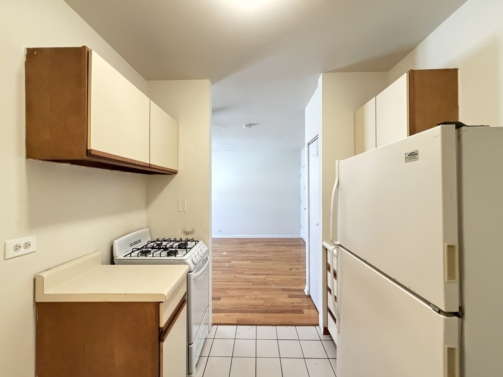 Building Photo - 814 W Cornelia Ave