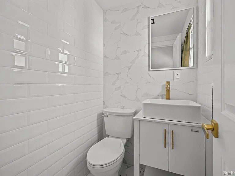 Building Photo - 916 Clarence Ave