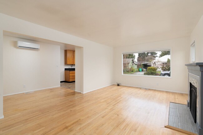 Building Photo - Multnomah Tri Plex