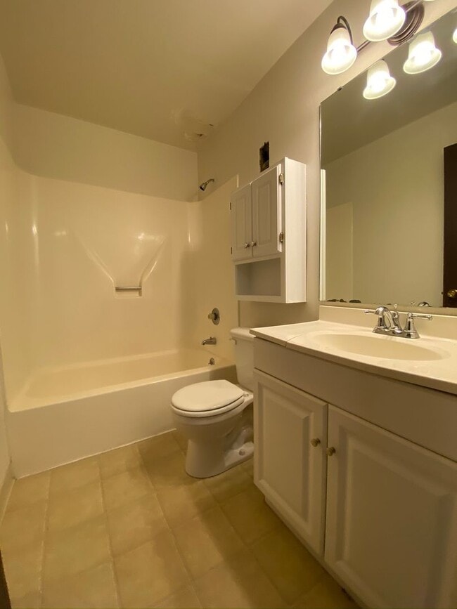 Building Photo - Wonderful 2BR in Bellevue!  Central A/C, Equipped Kitchen & More! Great Location!! Call Today!