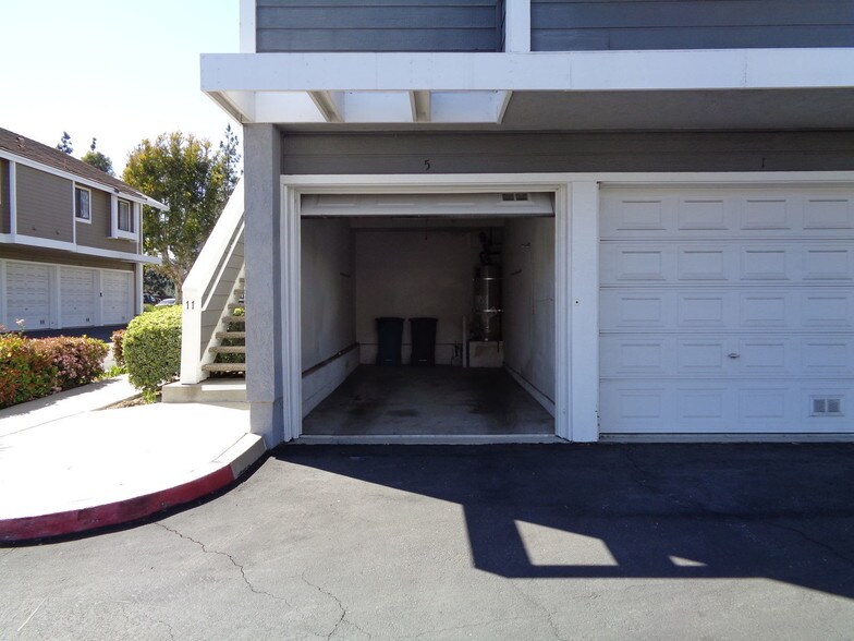 Building Photo - 5 Bridle Ln