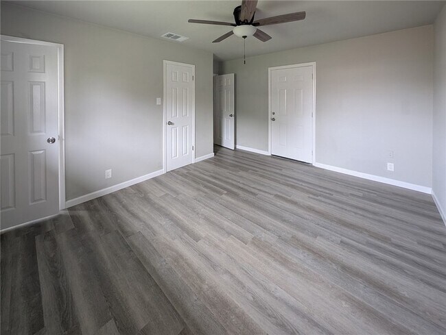 Building Photo - 3153 Baybrook Dr