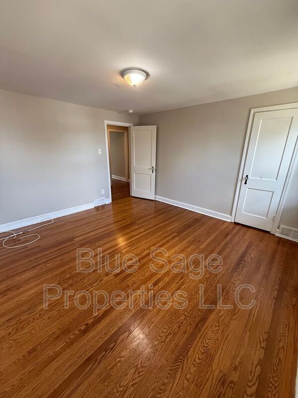 Building Photo - 528 Chester Ave