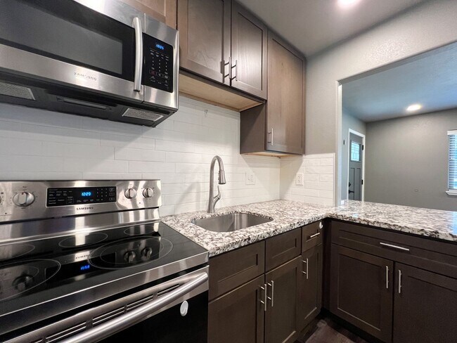 Building Photo - Remodeled 1 Bed, 1 Bath Apt Near McKinley Park