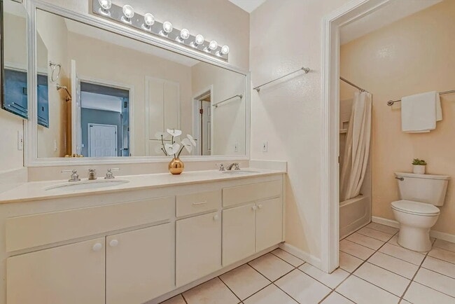 Building Photo - charming 1-bedroom, 1-bathroom home located on the ground level overlooking the green belt in Par...