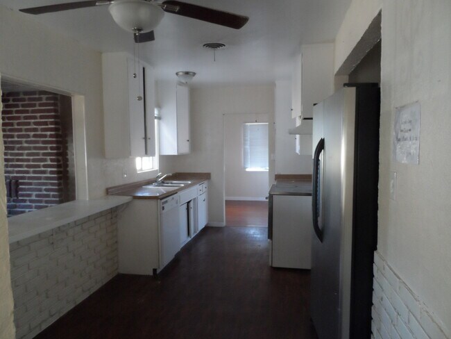 Building Photo - 3 Bedroom 1.5 Bathroom Home w/ Pool