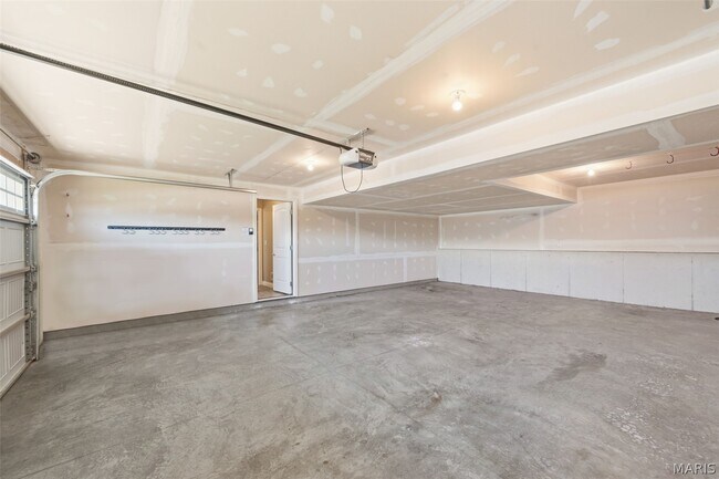 Building Photo - 305 Shadow Trace Dr