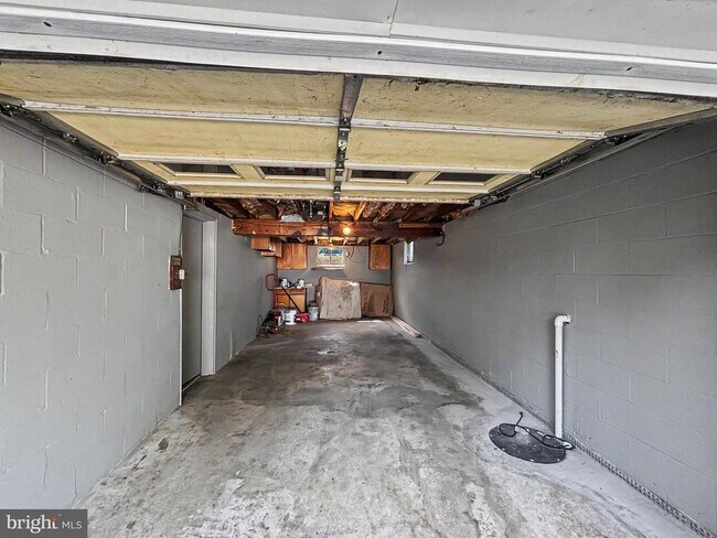 Building Photo - 4615 Lincoln Way E