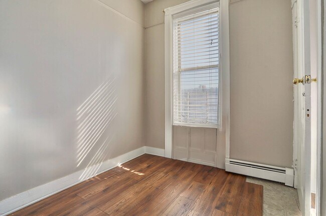 Building Photo - 118 Bowers St