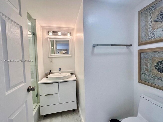 Building Photo - 2555 Collins Ave