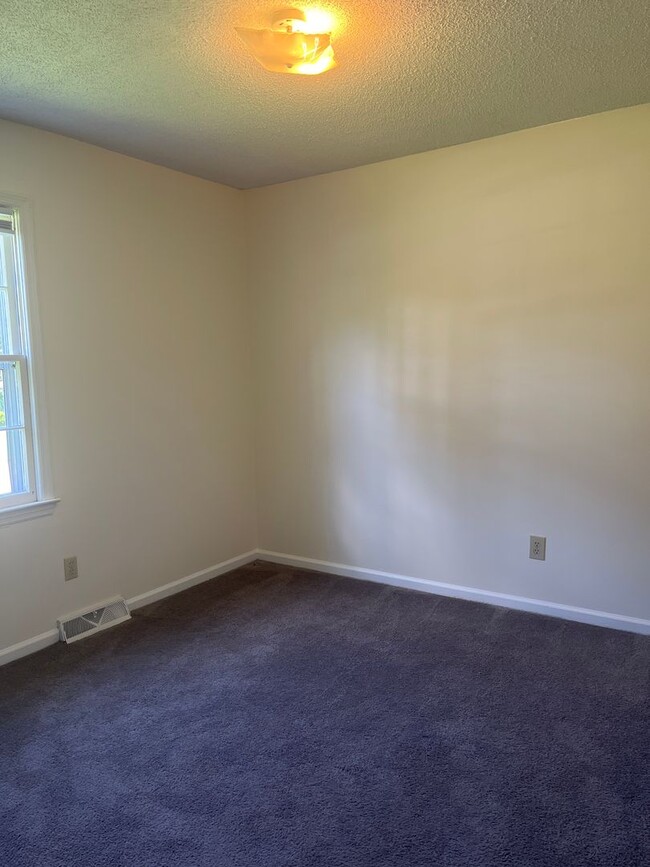 Building Photo - 3 Bedroom 2 Bath Ranch Home in the College Park Subdivision.