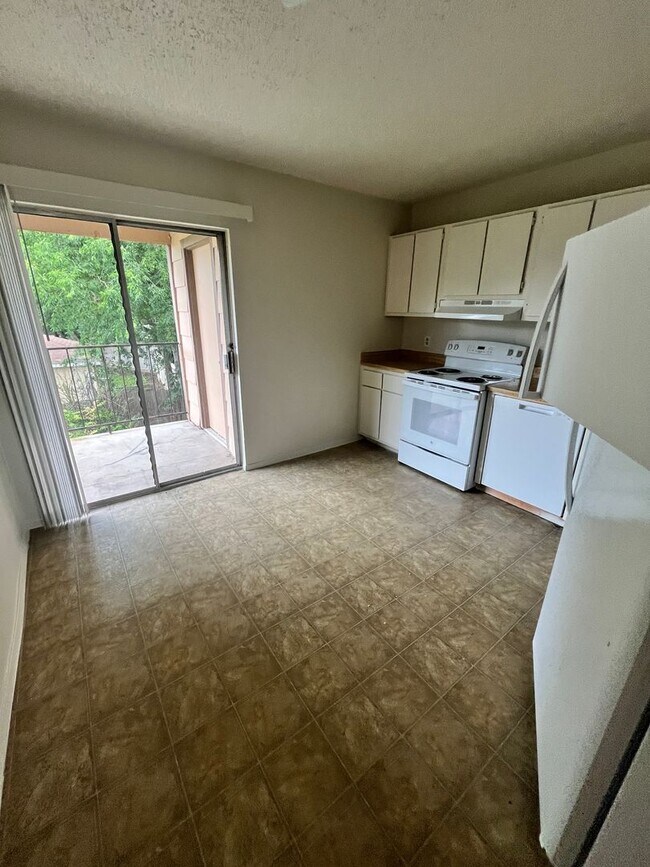 Building Photo - 1704 Cedarhill Dr