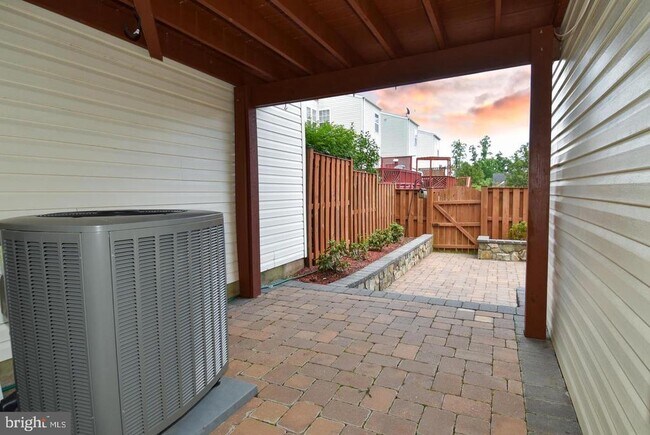 Building Photo - 21786 Mornington Cresent Terrace