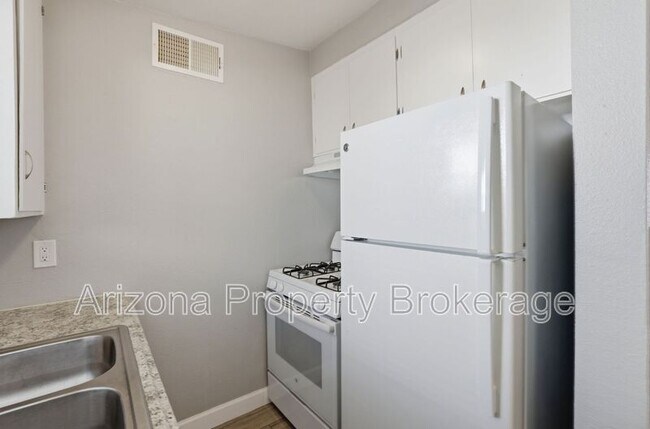 Building Photo - 805 E Turney Ave