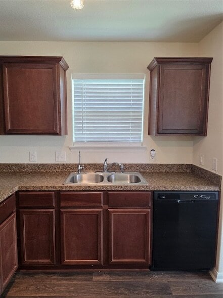 Building Photo - 723 Crystal Lakes Dr