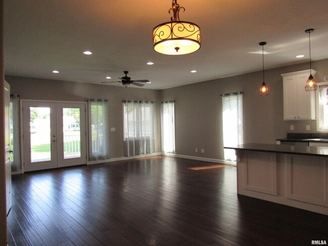 Building Photo - 405 E Palace Row