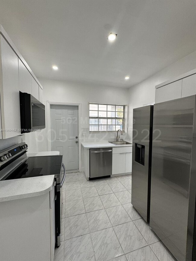 Building Photo - 502 Madeira Ave