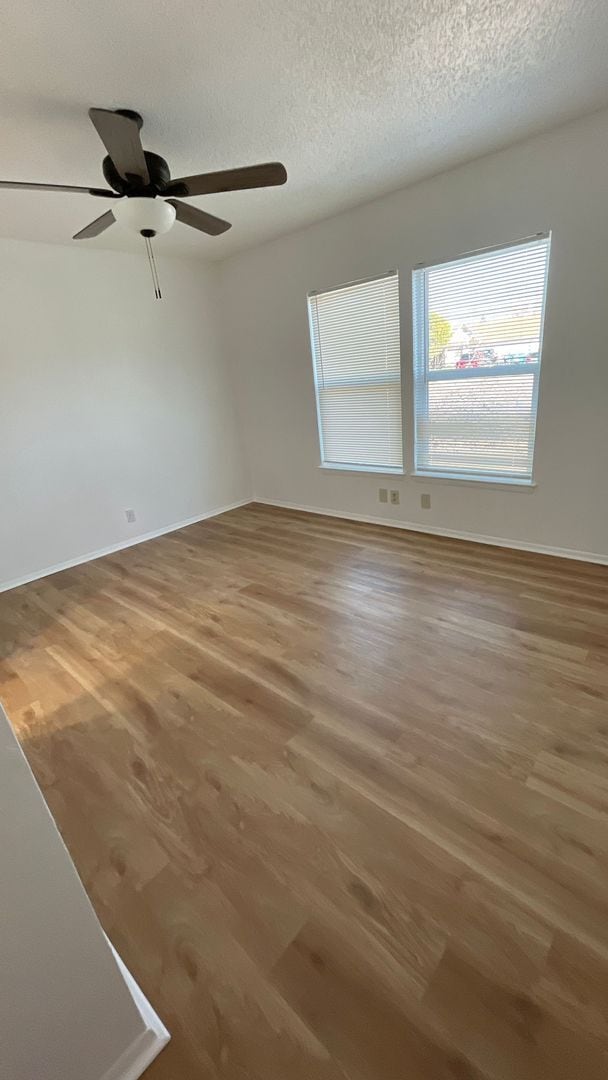 Building Photo - Large 2/2 duplex with a 2 car garage