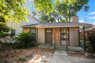 Building Photo - 2BR/1BA North Pensacola Home Near UWF with Fireplace, No Carpet & Fully Fenced Backyard